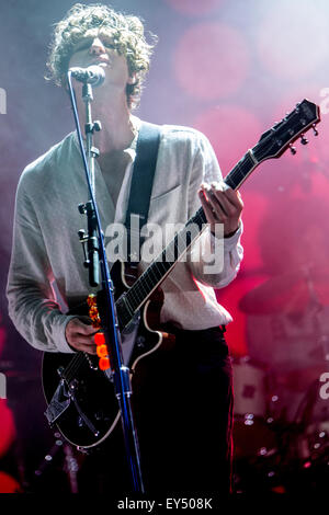 Bollate Milano Italia. 21 luglio 2015. Il British indie-rock band The Kooks suona dal vivo a Villa Arconati durante il 'Villa Arconati Festival' Credito: Rodolfo Sassano/Alamy Live News Foto Stock