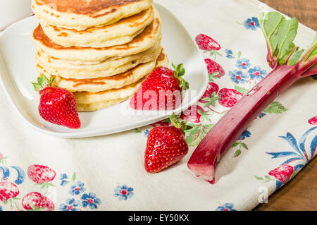Pila di pancake con fragole e rabarbaro Foto Stock