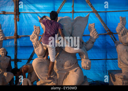 Dio indù ganesha idolo costruzione per ganesh festival in Mumbai Foto Stock