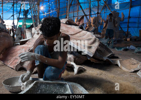 Dio indù ganesha idolo costruzione per ganesh festival in Mumbai Foto Stock