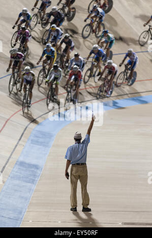 Rock Hill, South Carolina, Stati Uniti d'America. 21 Luglio, 2015. L'inizio dell'uomo 50-54 Gara a punti durante gli Stati Uniti Ciclismo Masters via Campionati Nazionali al velodromo giordana in Rock Hill nella Carolina del Sud. (Credito Immagine: © Ed Aldridge via ZUMA filo) Foto Stock