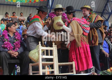 Sapahaqui, Bolivia. 21 Luglio, 2015. Il presidente boliviano Evo Morales (3rd, R) partecipa alla cerimonia di consegna di un colosseo nel Sapahaqui comune, 70km da La città di La Paz, Bolivia, il 21 luglio 2015. © Enzo De Luca/ABI/Xinhua/Alamy Live News Foto Stock