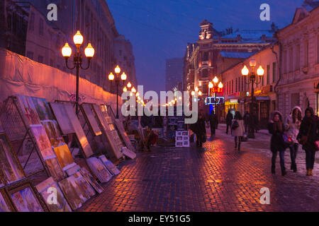 Vendita di arte dipinti su Arbat street di Mosca. Sera d'inverno, un mix di pioggia e neve in aria.. La vita quotidiana di Mosco Foto Stock