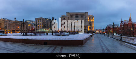 Panorama di Manege Square di Mosca. Duma di Stato (Parlamento, a sinistra), l'Hotel Four Seasons (centro) History Museum (destra) Foto Stock