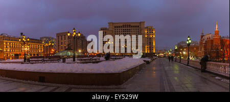 Panorama di Manege Square di Mosca. Duma di Stato (Parlamento, a sinistra), l'Hotel Four Seasons (centro) History Museum (destra) Foto Stock