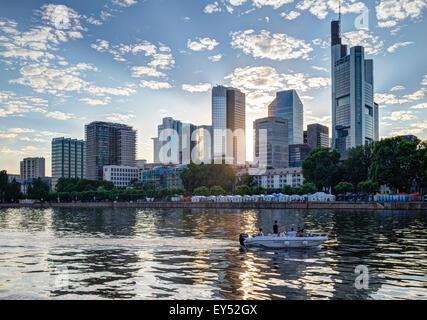 Atmosfera serale, vista sul fiume al principale quartiere finanziario, Frankfurt am Main, Hesse, Germania Foto Stock