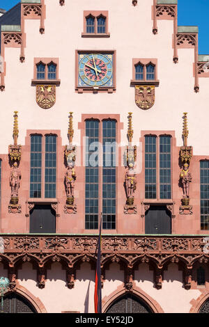 L'imperatore statue e Römer balcone sulla facciata dell'edificio Römer, Römerberg square, il centro storico, Frankfurt am Main Foto Stock