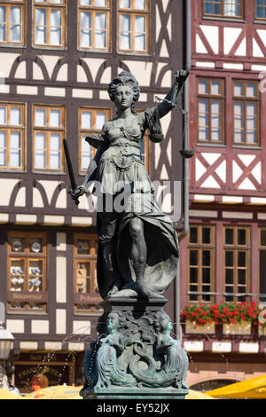 Justitia Fontana, Gerechtigkeitsbrunnen o Fontana della giustizia, Römerberg square, il centro storico, Frankfurt am Main, Hesse Foto Stock