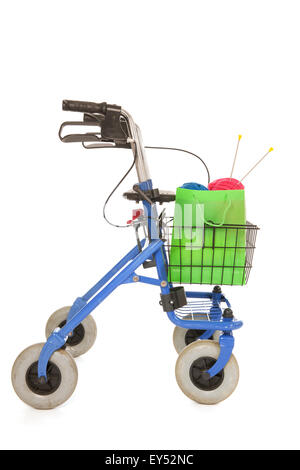 Blue walker con freni a mano e il cestello con lavorazione a maglia isolate su sfondo bianco Foto Stock