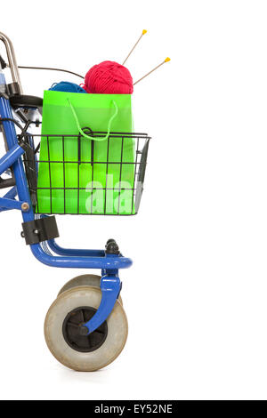 Blue walker con freni a mano e il cestello con lavorazione a maglia isolate su sfondo bianco Foto Stock