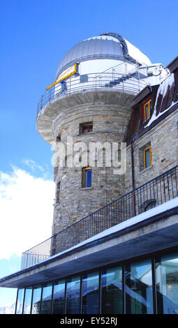 Scena di edificio alla stazione di Gornergrat, Cervino, Zermatt, Svizzera in verticale Foto Stock