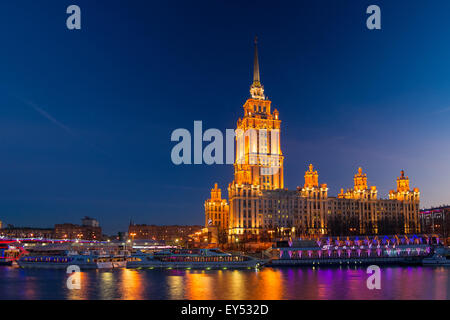 Radisson Royal Hotel di Mosca (ex-Ukraina hotel) nella stagione invernale. Il cinque stelle hotel è situato vicino al fiume di Mosca Foto Stock