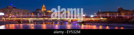 Panorama di Arbatsky o nuova Arbat ponte sul fiume di Mosca in inverno la sera e la notte. Bellissimo paesaggio urbano Foto Stock