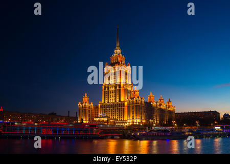 Radisson Royal Hotel di Mosca (ex-Ukraina hotel) nella stagione invernale. Il cinque stelle hotel è situato vicino al fiume di Mosca Foto Stock