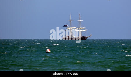 Weymouth, Regno Unito. 22 Luglio, 2015. A Tall Ship sails intorno a Weymouth Bay sul percorso a Portland Bill martedì 21 luglio 2015. Tall Ships visita spesso la zona e hanno le gare nel porto Credito: Grahame Howard/Alamy Live News Foto Stock