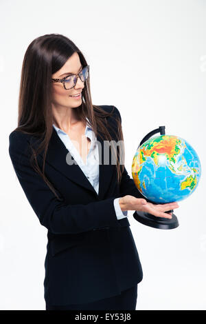 Felice imprenditrice holding globe isolato su uno sfondo bianco Foto Stock