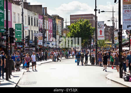 La folla di visitatori su un weekend intenso in Camden High Street Foto Stock