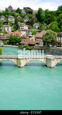 Scena di fiume sul ponte a Berna, Svizzera Foto Stock