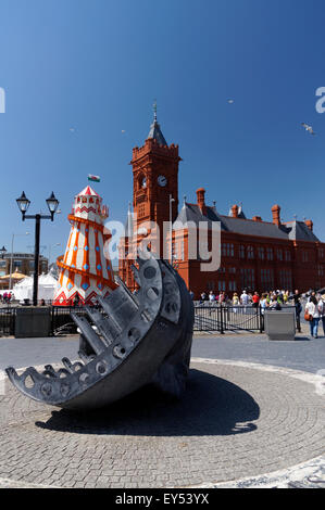 Vittoriano Edificio Pierhead, Merchant Seamens Memoriale di guerra e gli Helter Skelter, Baia di Cardiff, Cardiff, Galles, UK. Foto Stock