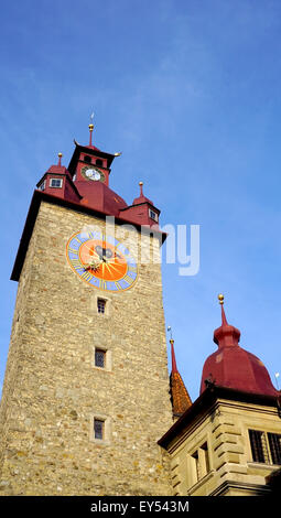 Storica Torre dell'orologio in dalla città vecchia di Lucerna, Svizzera Foto Stock