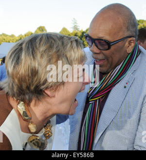 Gloria Principessa di Thurn und Taxis e Quincy Jones, American trombettista jazz e produttore di musica di arrivare al Summer Party di ricezione del Parlamento bavarese presso il Palazzo Schleissheim vicino a Monaco di Baviera, Germania, il 21 luglio 2015. Foto: Ursula Dueren/dpa Foto Stock