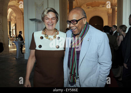 Gloria Principessa di Thurn und Taxis e Quincy Jones, American trombettista jazz e produttore di musica di arrivare al Summer Party di ricezione del Parlamento bavarese presso il Palazzo Schleissheim vicino a Monaco di Baviera, Germania, il 21 luglio 2015. Foto: Ursula Dueren/dpa Foto Stock