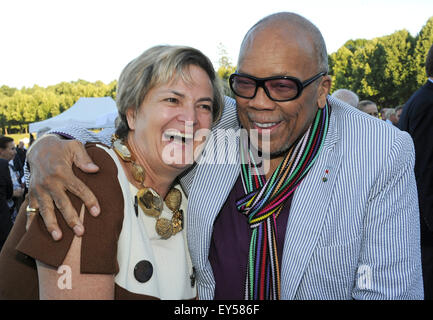 Gloria Principessa di Thurn und Taxis e Quincy Jones, American trombettista jazz e produttore di musica di arrivare al Summer Party di ricezione del Parlamento bavarese presso il Palazzo Schleissheim vicino a Monaco di Baviera, Germania, il 21 luglio 2015. Foto: Ursula Dueren/dpa Foto Stock