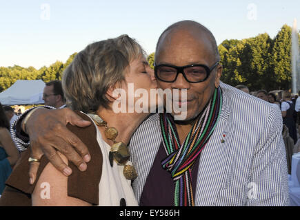 Gloria Principessa di Thurn und Taxis e Quincy Jones, American trombettista jazz e produttore di musica di arrivare al Summer Party di ricezione del Parlamento bavarese presso il Palazzo Schleissheim vicino a Monaco di Baviera, Germania, il 21 luglio 2015. Foto: Ursula Dueren/dpa Foto Stock