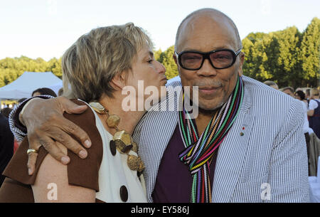 Gloria Principessa di Thurn und Taxis e Quincy Jones, American trombettista jazz e produttore di musica di arrivare al Summer Party di ricezione del Parlamento bavarese presso il Palazzo Schleissheim vicino a Monaco di Baviera, Germania, il 21 luglio 2015. Foto: Ursula Dueren/dpa Foto Stock