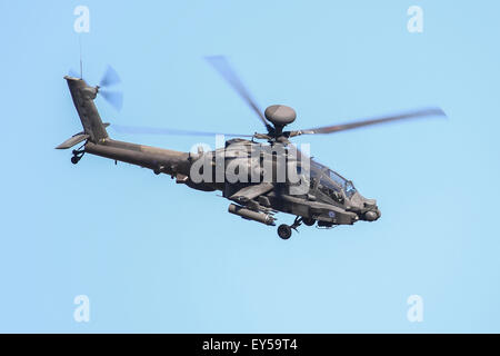 Apache attacca l'elicottero ad uno spettacolo aereo Foto Stock