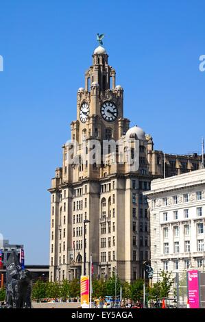 Il Royal Liver Building con un Superlambanana in primo piano al Pier Head, Liverpool, Merseyside England, Regno Unito, Europa. Foto Stock