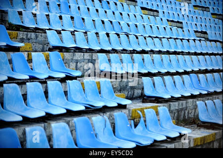 Architettura Industriale shot con vuoto vecchio stadio tribuna blu Foto Stock