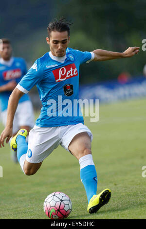 Dimaro, Italia. 21 Luglio, 2015. Alfredo Bifulco durante la partita amichevole soccer tra SSC Napoli e Ananue di preseason allenamento estivo di Italia calcio SSC Napoli a Dimaro Italia. Credito: agnfoto/Alamy Live News Foto Stock