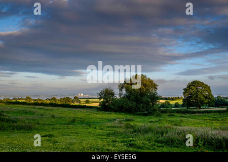 Oldbury power station dalla banca del nord del fiume Severn guardando verso south bank. Gloucestershire England Regno Unito con drammatica del cielo. Foto Stock