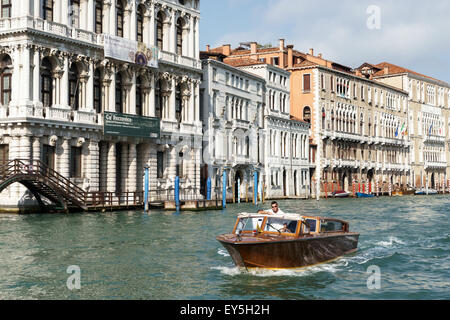 Il motoscafo navigare lungo il Canal Grande Foto Stock