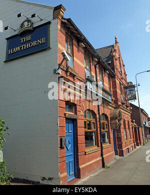 La Hawthorne Hotel Pub, Orford Lane, Warrington, Cheshire, Inghilterra, Regno Unito,Greenall Whitley marchio in ferro battuto sul segno Foto Stock