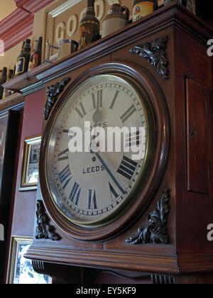 West Pub di equitazione, Dewsbury stazione ferroviaria, West Yorkshire, Inghilterra, Regno Unito - Potts guardare Foto Stock