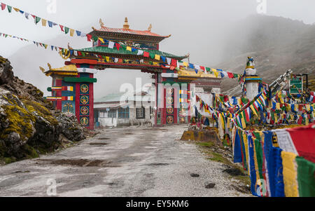 Gateway di Tawang in 14, 000 m sopra il livello del mare con la preghiera buddista di bandiere e la strada principale di Tawang. Foto Stock