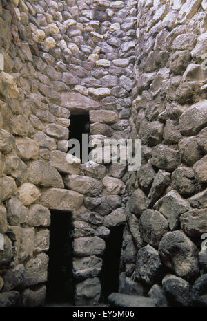 La preistoria. L'Italia. Sardegna. Barumini. Su Nuraxi. Sito archeologico. La civiltà nuragica. Torre angolare il nuraghe. Xvii secolo A.C. Età del Bronzo. Foto Stock