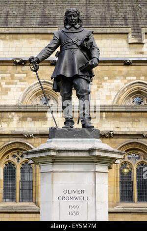 Statua di Oliver Cromwell fuori le case del Parlamento, Westminster, London, Regno Unito. Foto Stock