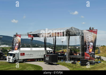 Liberec, Repubblica Ceca. 22 Luglio, 2015. Preparazione per il festival di musica Benatska! In areale di Vesec a Liberec, Repubblica ceca, 22 luglio 2015. © Radek Petrasek/CTK foto/Alamy Live News Foto Stock