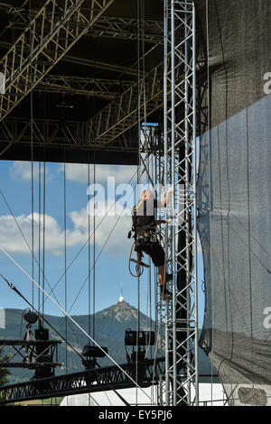 Liberec, Repubblica Ceca. 22 Luglio, 2015. Preparazione per il festival di musica Benatska! In areale di Vesec a Liberec, Repubblica ceca, 22 luglio 2015. © Radek Petrasek/CTK foto/Alamy Live News Foto Stock