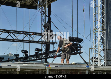 Liberec, Repubblica Ceca. 22 Luglio, 2015. Preparazione per il festival di musica Benatska! In areale di Vesec a Liberec, Repubblica ceca, 22 luglio 2015. © Radek Petrasek/CTK foto/Alamy Live News Foto Stock