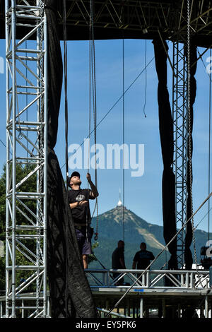 Liberec, Repubblica Ceca. 22 Luglio, 2015. Preparazione per il festival di musica Benatska! In areale di Vesec a Liberec, Repubblica ceca, 22 luglio 2015. © Radek Petrasek/CTK foto/Alamy Live News Foto Stock