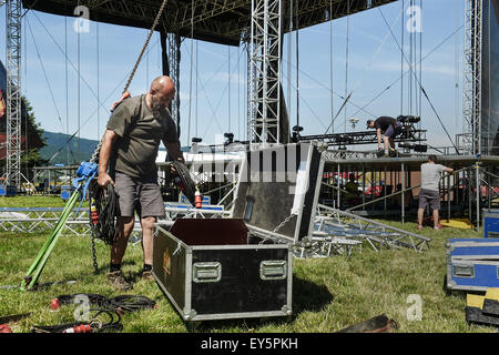 Liberec, Repubblica Ceca. 22 Luglio, 2015. Preparazione per il festival di musica Benatska! In areale di Vesec a Liberec, Repubblica ceca, 22 luglio 2015. © Radek Petrasek/CTK foto/Alamy Live News Foto Stock