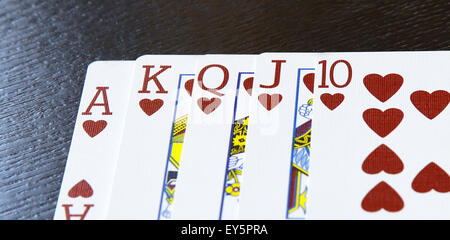 Internet casino poker royal flush combinazione di carte di cuori sul tavolo Foto Stock