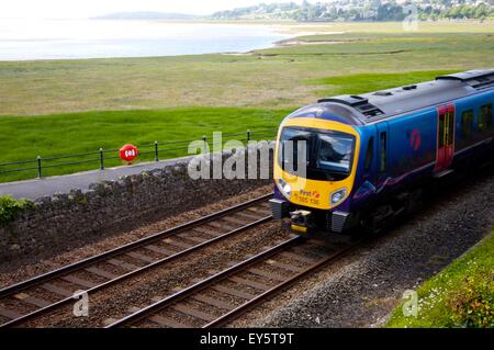 Primo treno Transpennine a Grange Over Sands, Cumbria Foto Stock