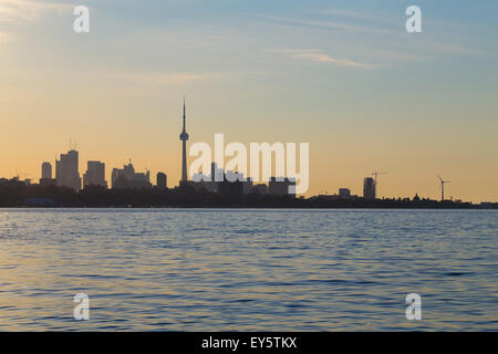 Toronto Skyline Silhouette a Sunrise dal lago Ontario con spazio per il testo Foto Stock