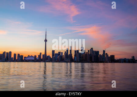 Toronto skyline tramonto colorato con copyspace al di sopra o al di sotto di edifici. Foto Stock