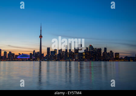 Il cielo di Toronto durante le ore di colore blu che mostra gran parte del centro cittadino di edifici fondamentali Foto Stock